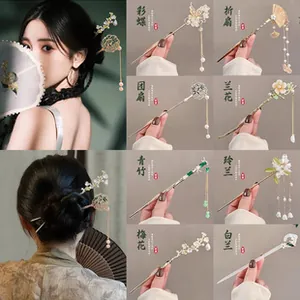 Dettagli di fermagli per capelli cinesi con eleganti ventagli di seta e nappine di perle