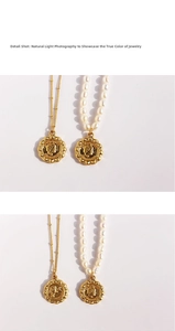 Dettaglio del ciondolo a moneta d'oro su collana di perle e catena in metallo