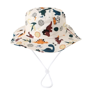 Dettaglio cappello sole bimbi con stampe dinosauri e sottogola bianco regolabile