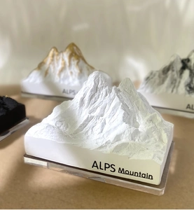 Vue détaillée des diffuseurs montagne blancs, dorés et gris avec gravure ALPS au socle