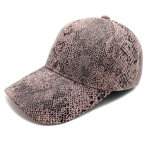 Dettaglio cappellino rosa con motivo a serpente, visiera curva e finitura lucida
