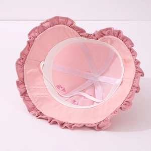 Dettaglio di cappello da sole rosa per neonati in velluto con fodera e ricami
