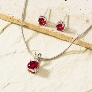 Parure collier et boucles d'oreilles argentées avec rubis rouges ronds sur pierre