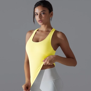 Détail du tissu côtelé jaune citron et de la conception dos croisé du gilet de yoga