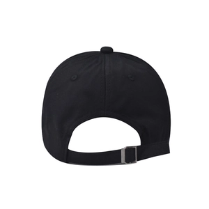 Détail arrière d'une casquette de baseball en coton noir avec boucle en métal réglable