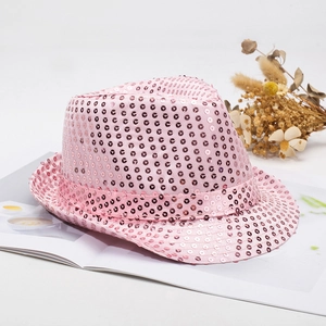 Chapeau de jazz élégant à paillettes roses pour spectacles et soirées sur fond de style