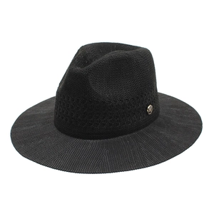Chapeau Panama noir à large bord avec texture tressée et logo M doré chic