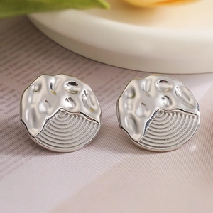 Minimalistische silberne geometrische Ohrstecker mit Hammerschlag-Textur und Metallmuster