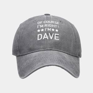 Détail d'une casquette de baseball en coton lavé gris avec slogan blanc et étoiles
