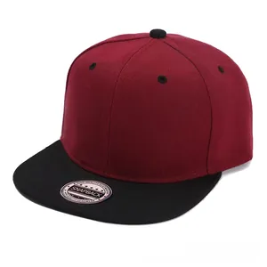 Dettaglio del cappellino snapback bicolore in cotone bordeaux e nero con visiera piatta