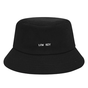 Cappello da pescatore in cotone nero con ricamo bianco LOW KEY su sfondo bianco