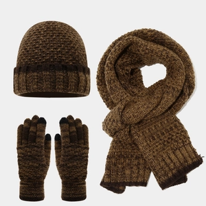 Dettaglio del set invernale in maglia marrone mista con punte dei guanti touch screen