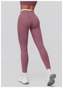 Detailansicht der High-Waist-Yogahose in Altrosa mit nahtloser Verarbeitung am Stoff