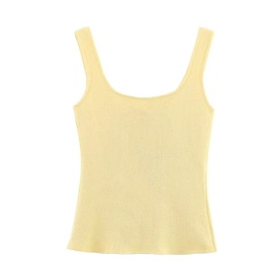 Détail du débardeur en maille jaune pâle avec col en U texturé et boutons décoratifs