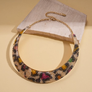 Dettaglio macro della collana regolabile leopardata con strass colorati scintillanti