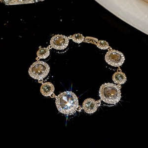 Detail eines silbernen geometrischen Schmucksets mit funkelnden Kristallen auf Schwarz