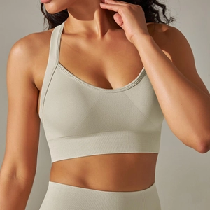 Détail de la brassière de sport sans couture vert sauge avec larges bretelles côtelées