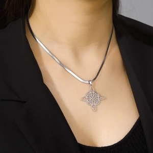Poliertes Hexenknoten-Anhängerkette aus Edelstahl an einer eleganten Schlangenkette