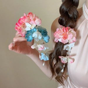 Détail de la pince à fleurs en soie rose et bleue avec glands de pétales et perles