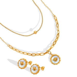 Zweilagige Goldkette und Bienen-Ohrringe-Set mit weißen Muschel-Anhängern