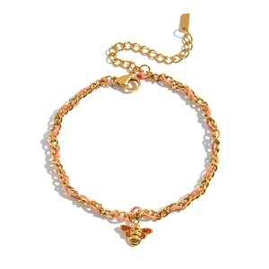 Gros plan d'un bracelet en chaîne plaqué or 18k avec cordon rose et pendentif abeille