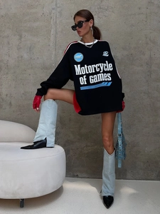 Oversized black crewneck sweatshirt with graphic print and red contrast cuffs