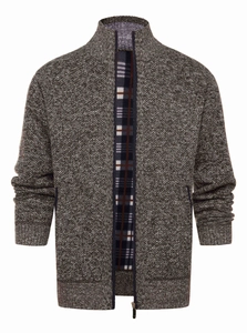 Dettaglio del cardigan in maglia tortora con trama di alta qualità e fodera a quadri