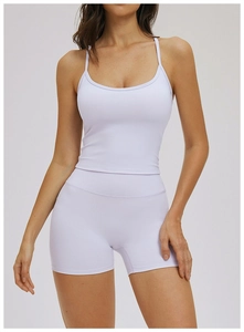 Détail de l'ensemble de yoga lavande montrant le tissu respirant et la qualité de couture