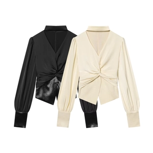 Eleganti camicette in raso con scollo a V e nodo nei colori nero e beige con maniche a sbuffo