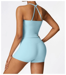 Vue détaillée de l'ensemble de yoga bleu ciel avec dos croisé et short taille haute