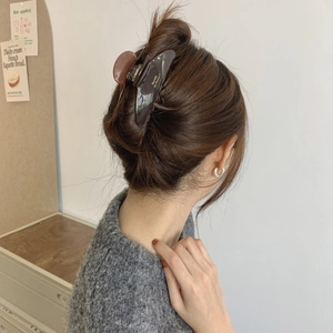Classic large burgundy tortoiseshell hair claw clip for women in French elegant style