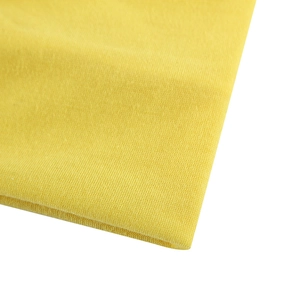 Detailaufnahme der gelben Stricktextur eines elastischen rutschfesten Yoga-Stirnbands