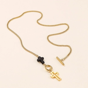 Collar de moda con colgante de cruz dorada con cierre de palanca OT y detalle negro