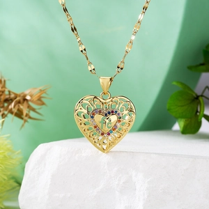 Collana a cuore placcata oro 18K con pietre di zircone colorate e lettera incisa