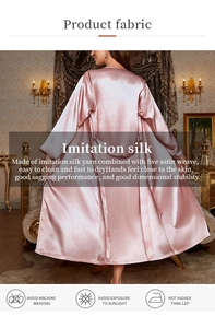 Détail du peignoir en satin de soie rose pâle avec une texture fluide et douce