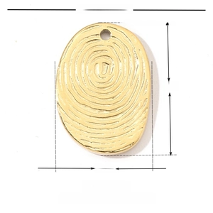 Détail d'un pendentif ovale avec motif d'empreinte digitale en acier inoxydable