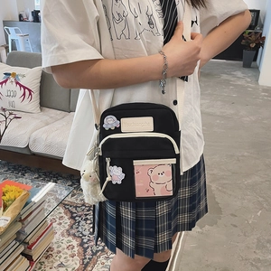 Sac bandoulière noir en toile style japonais avec poche transparente et badges mignons