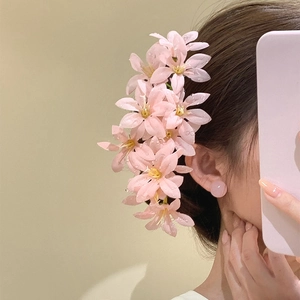 Détail de l'épingle à cheveux fleur rose en tissu avec rosée et boucles d'oreilles assorties