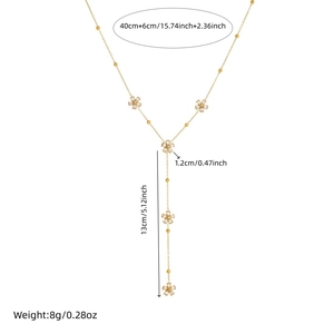 Collier en Y plaqué or avec fleurs blanches et longs détails de franges de glands