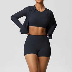Détail de l'ensemble de yoga noir trois pièces avec short taille haute et veste zippée