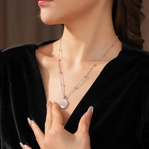 Détail du collier avec pendentif marguerite en argent sur mannequin avec chaîne à perles