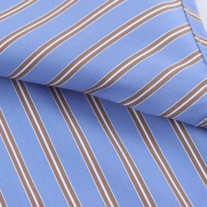 Detalle de la textura de la tela de algodón a rayas azules y marrones de la camisa