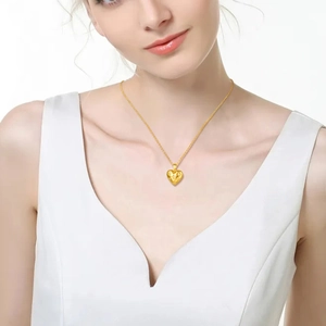 Collana con ciondolo a cuore dorato e zirconi a stella indossata da una modella