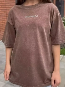 Κοντινό πλάνο vintage καφέ βαμβακερού T-shirt με τύπωμα interesno στο στήθος