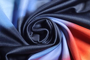 Dettaglio macro del tessuto liscio elastico con stampa a vortice blu e arancione