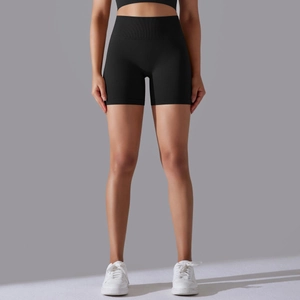 Détail du short de yoga noir sans couture à taille haute avec large ceinture de compression