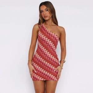 Détail de la maille géométrique rouge et orange sur cette robe moulante à épaule dénudée