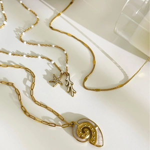 Chic 18K gold plated starfish and seashell pendant necklaces with sparkling rhinestones