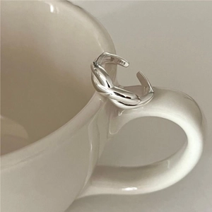Minimalist S925 sterling silver open ring with twisted rope texture on a ceramic cup