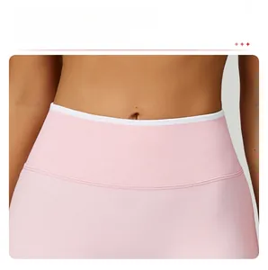 Dettaglio di pantaloncini da yoga a vita alta senza cuciture rosa con trama a coste